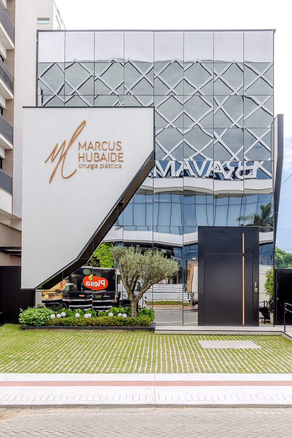 Fachada da clínica com totem Marcus Hubaide