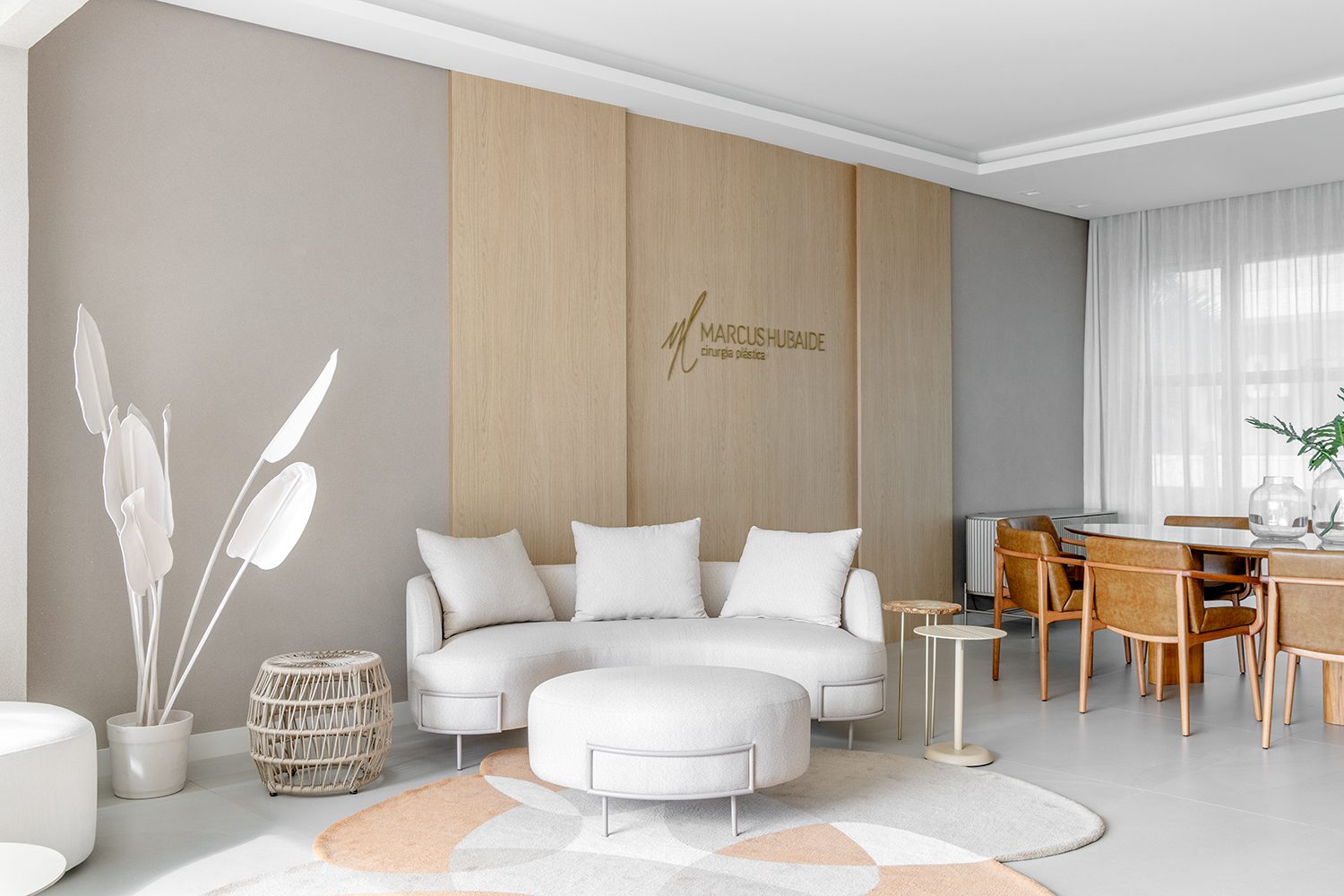 Sala de jantar com logo dourado na parede